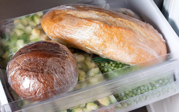 Bánh mì là một món ăn phổ biến và quen thuộc. Tuy nhiên, chúng ta thường hỏi rằng: Có nên bảo quản bánh mì trong tủ lạnh hay không?