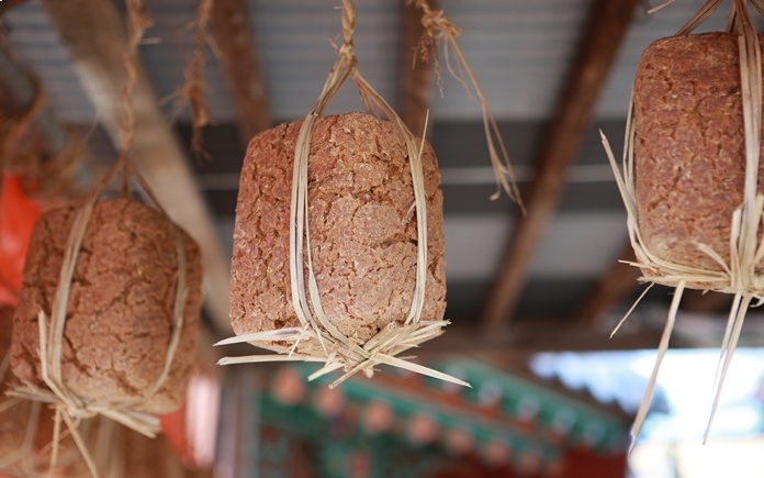 Tương đậu nành Doenjang là một sản phẩm truyền thống của ẩm thực Hàn Quốc, nổi tiếng với hương vị đậm đà, thơm ngon